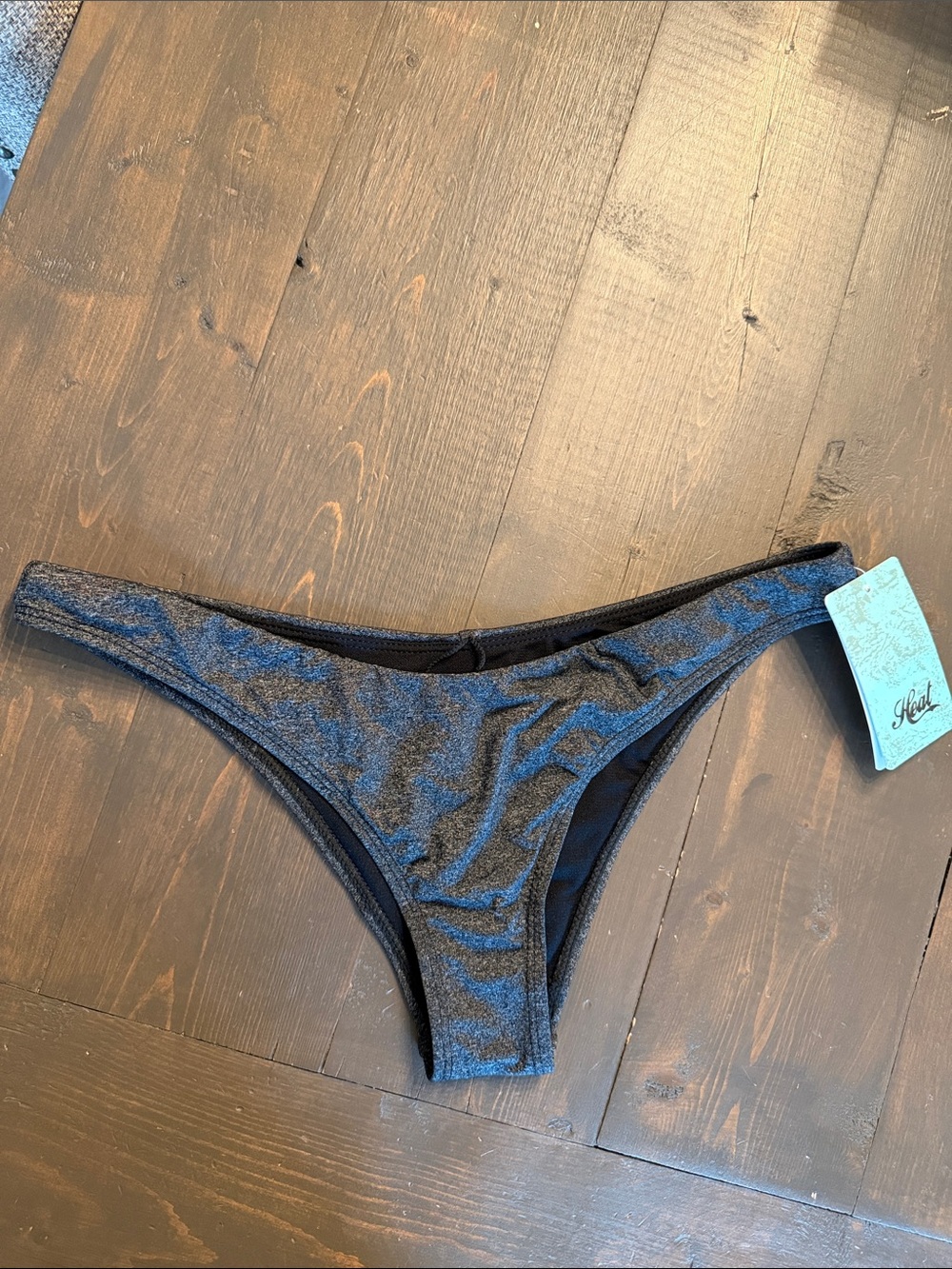 NWT Heat Solids Metallic Black V Bottom Medium